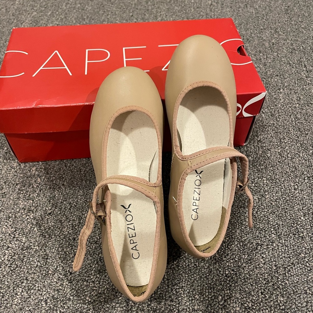 Girls 3.5 brand new Capezio tan tap shoes